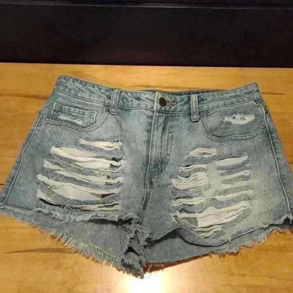 Women's Forever 21 distressed‎ denim shorts size 28